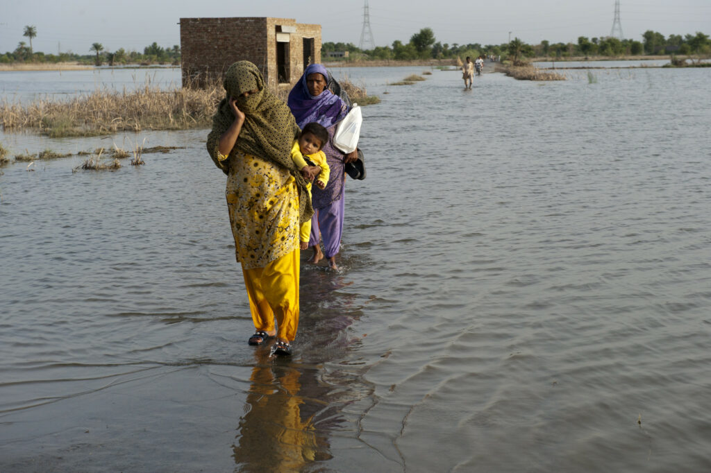 How we follow climate change: climate news use and attitudes in eight countries 1 How we follow climate change: climate news use and attitudes in eight countries 1