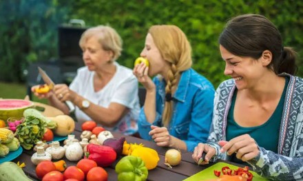 Switching to a healthy diet could add 10 years to your life. 3 foods seemed to make the biggest difference in a study.