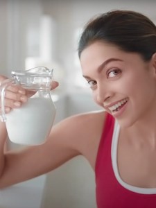 The best time to drink milk every day, according to a nutritionist 1