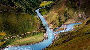 Geography uncover why some rivers stay single while others split