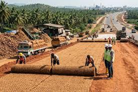 How Indian engineers are transforming coconut fiber into geotextile fabric to build gigantic roads in India, linking plantations, factories, and roadworks in an unlikely chain that reduces waste, reinforces the subsoil, and challenges what is imagined about modern infrastructure.